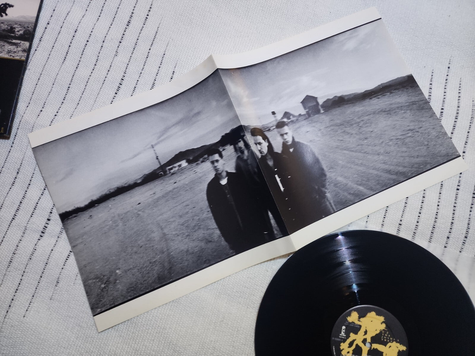 U2 JOSHUA TREE EX/VG+ 1987 RCA ISLAND USED VINYL LP LYRICS POSTER R-153501